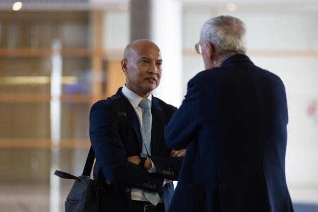 Joseph Teo, Singapore, speak with a delegate