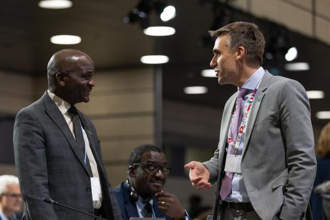 Ephraim Mwepya Shitima, Zambia, speaks with Felix Wertli, Switzerland
