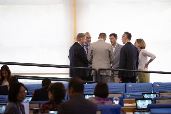 2 Chair holding informal meetings with different delegations aiming to reach an agreement on the text presented at the plenary - COFO27 - 25Jul2024