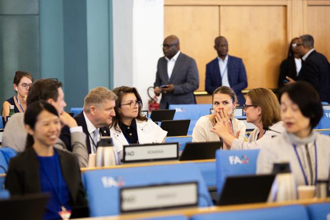 3 Chair holding informal meetings with different delegations aiming to reach an agreement on the text presented at the plenary - COFO27 - 25Jul2024