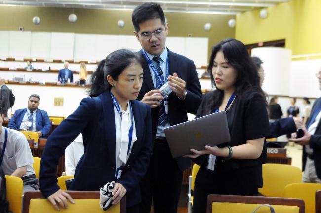 Wenting Zhao, Xi Mu Shi, and Zhaoyu Chen, China