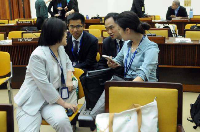 Delegates from China confer