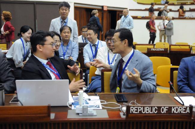 Delegates from the Republic of Korea confer