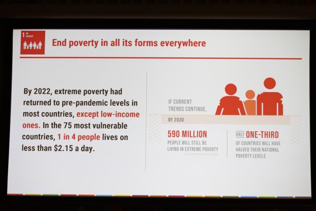 A slide warns that if current trends continue, 590 million people will live in extreme poverty by 2030