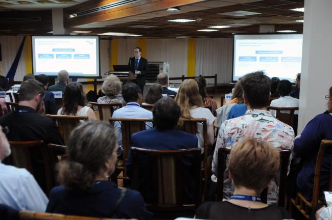 Participants listen to the presentation by Thomas Lüttke, BGR