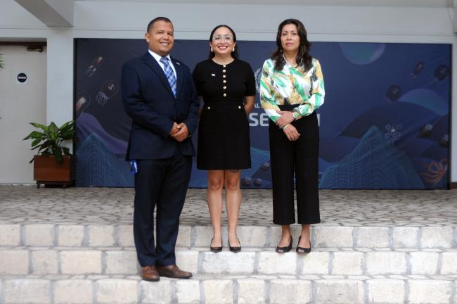 Roger González and Luisa Araúz Arredondo, Panama, and Darsy Santamaria, Opes Oceani Foundation