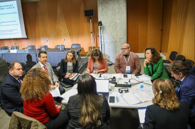Delegates discussing Panama's proposal 