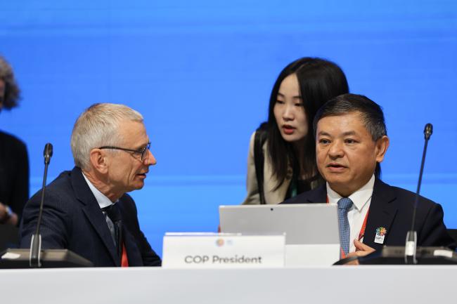 David Cooper, CBD Deputy Executive Secretary, with COP 15 President Huang Runqiu, China