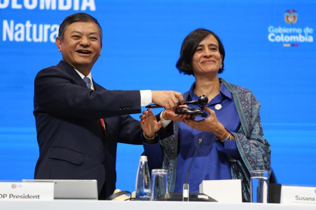 COP 15 President Huang Runqiu, China, handing over the gavel to COP 16 President Susana Muhamad, Colombia