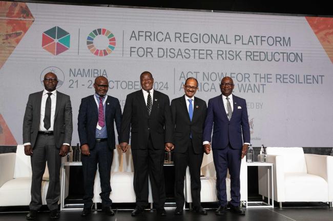 High-level speakers pose for a family photo during the opening ceremony