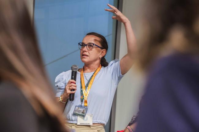Participant asking a question to Fernando Trujillo, National Geographic1 - Forest and Water -24oct24-photo