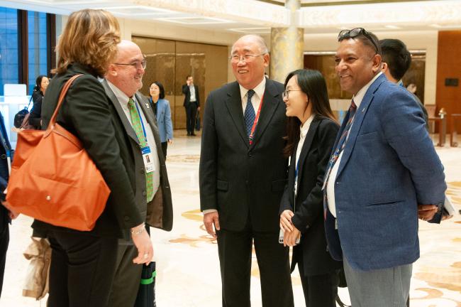 Participants confer with Xie Zhenhua, CCICED Vice Chairperson and China’s Special Envoy on Climate Change