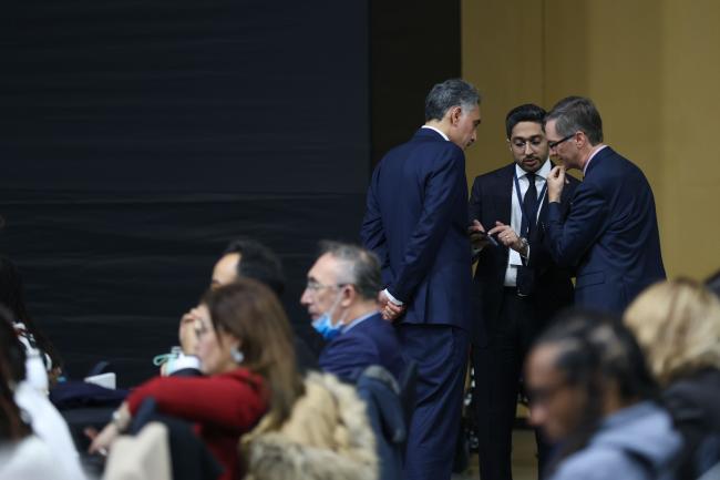 Delegates from Saudi Arabia and the US consult