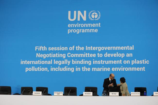 INC-5 Chair is Luis Vayas Valdivieso, Ecuador, speaks with Jyoti Mathur-Filipp, Executive Secretary, INC Secretariat, at the start of the stocktaking plenary