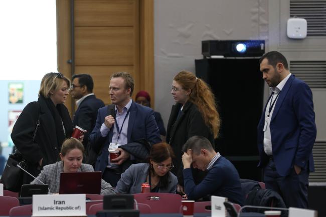 Delegates from the Russian Federation consult