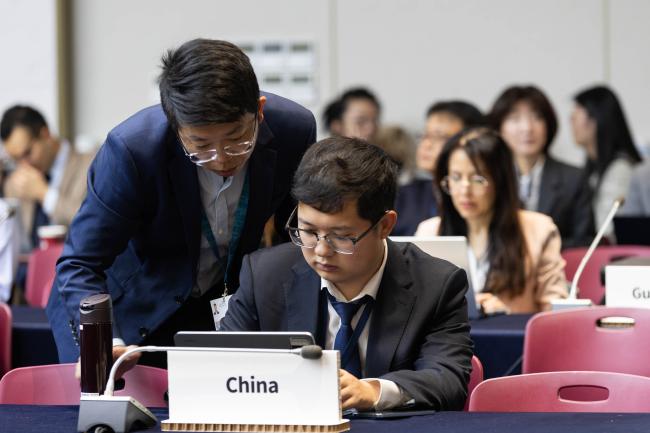 Delegates consult