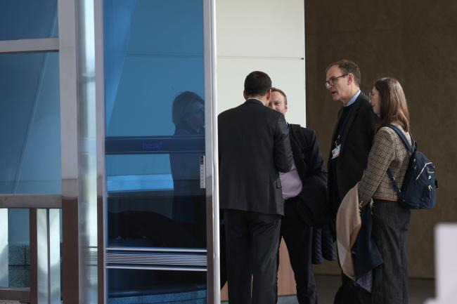 Delegates from the Russian Federation consult informally
