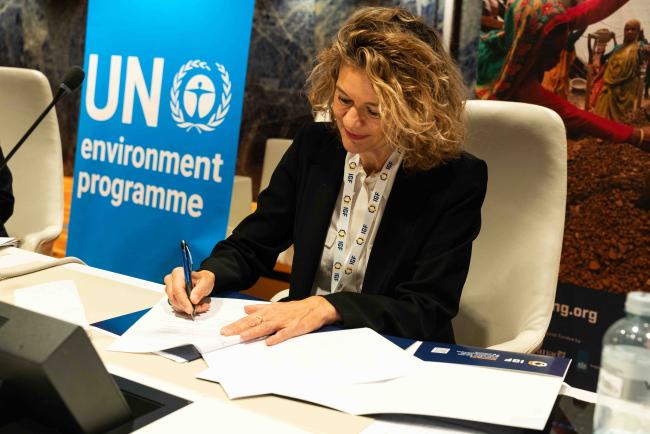Nathalie Bernasconi-Osterwalder, Vice-President, Global Strategies and Managing Director, IISD signing the MOU - IGF-AGM_18Nov2024-MikaSchroder