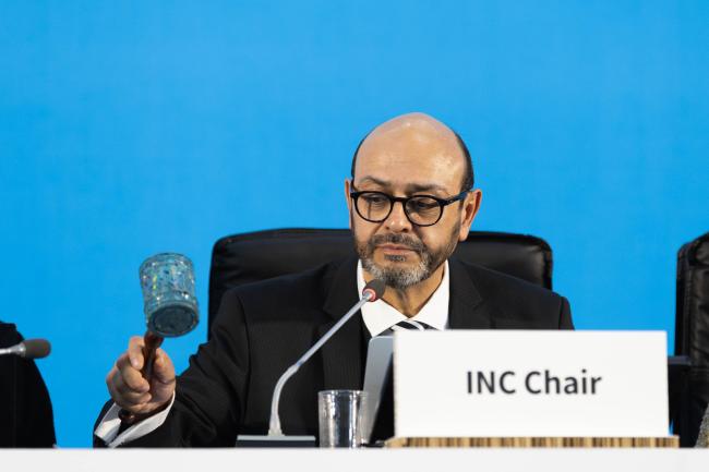 INC-5 Chair Luis Vayas, Ecuador, gavels the decisions to resume discussions at INC-5.2