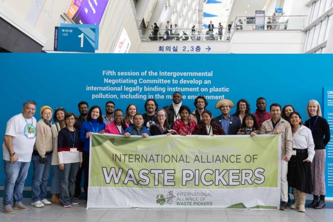 Family photo of the International Alliance of Waste Pickers