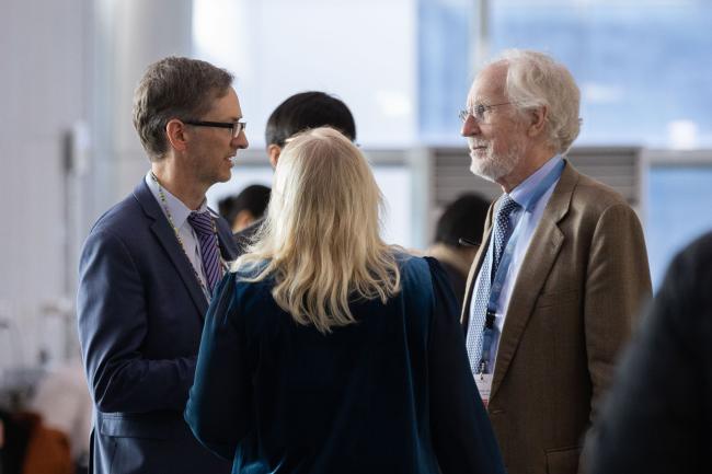 Delegates from the US, Sweden, and Switzerland consult