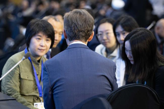 Delegates from the US and China consult