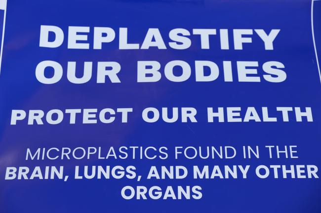 Deplastify our bodies