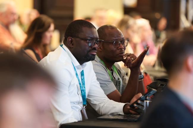 Delegates from the Democratic Republic of Congo consult