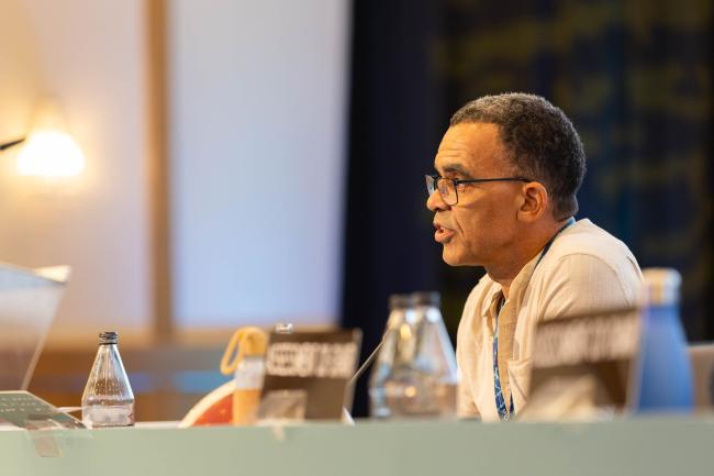 David Obura, IPBES Chair, facilitates discussions during the Friends of the Chair meeting to help make progress on the Nexus Assessment