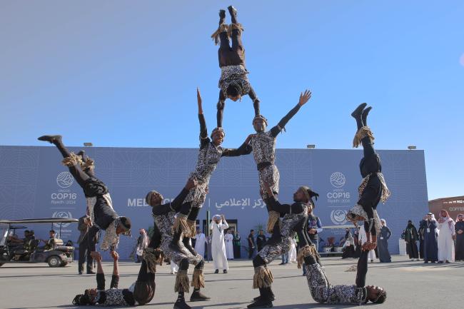 Kenyan Acrobat Performers