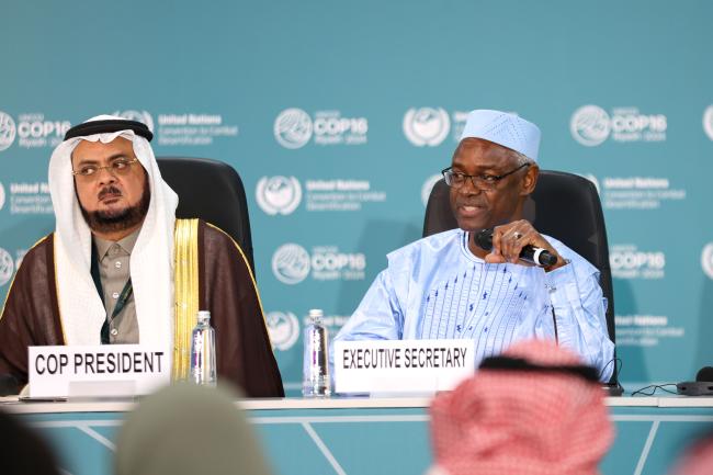 Osama Ibrahim Faqeeha, COP 16 Presidency, and Ibrahim Thiaw, Executive Secretary, UNCCD