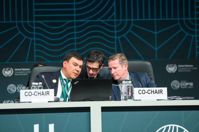 Co-chairs Robert Daniel Bouvier Torterolo, Minister of Environment, Uruguay, and Pasi Hellman, Under-Secretary of State, Finland, consult with a member of the Secretariat 