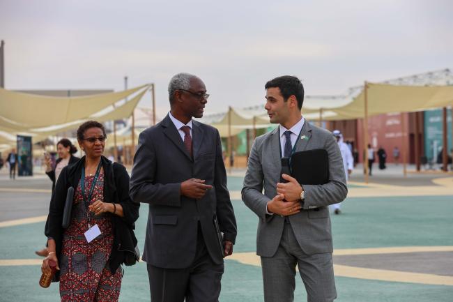 Ibrahim Thiaw, Executive Secretary, UNCCD, speaking with a delegate 