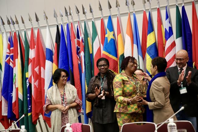 Sheam Satkuru, ITTO Executive Director delivers a speech praising to Delphine Ahoussi, Association MALEBI, Côte d'Ivoire, for her outstanding contributions.