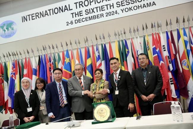 Sheam Satkuru, ITTO Executive Director, receives a plaque of appreciation from the government of Sarawak Malaysia