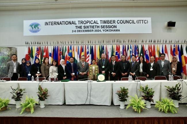 A group photo of the Malaysia delegation with Sheam Satkuru, ITTO Executive Director, and Gerhard Breulmann, ITTO Director of Operations