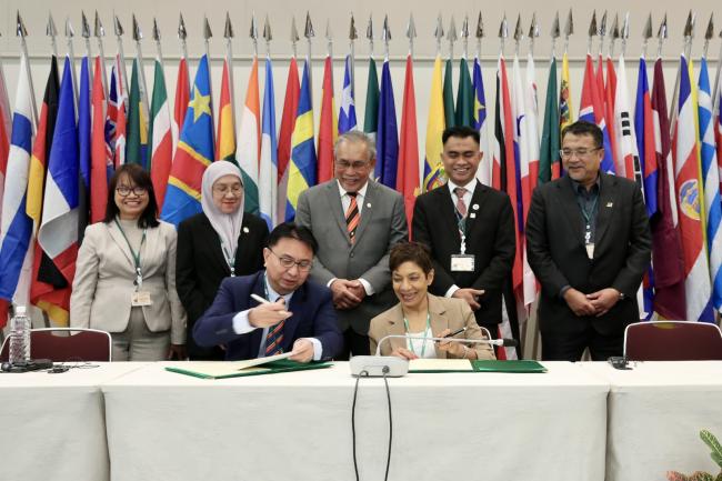 Haji Hamden Mohammad, Forest Department Sarawak, Malaysia, and Sheam Satkuru, ITTO Executive Director, sign a Memorandum of Understanding (MOU) on ITTO projects in Sarawak.