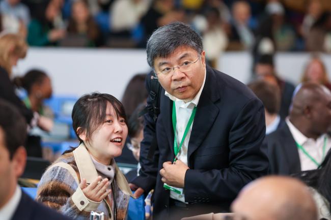 Chinese delegates consulting