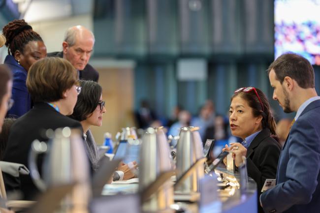 COP 16 President Susana Muhamad, Colombia, conferring with Maria Angélica Ikeda, Brazil