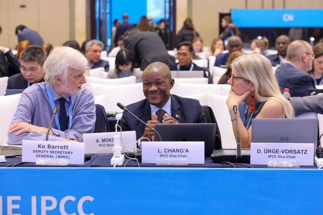IPCC Chair Jim Skea consults with IPCC Vice-Chairs Ladislaus Chang'a and Diana Ürge-Vorsatz 