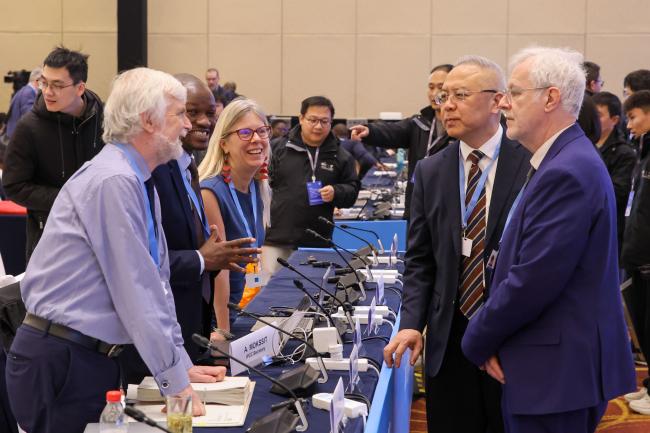 IPCC Chair Jim Skea, and IPCC Vice-Chairs Ladislaus Chang'a and Diana Ürge-Vorsatz consult with the WGI Co-Chairs Robert Vautard and Xiaoye Zhang 