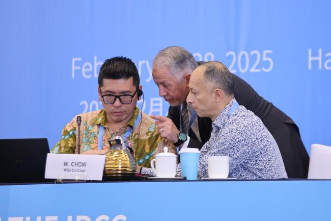 Winston Chow, WGII Co-Chair consults with IPCC Secretary Abdalah Mokssit, and Jesbin Baidya, IPCC Seretariat