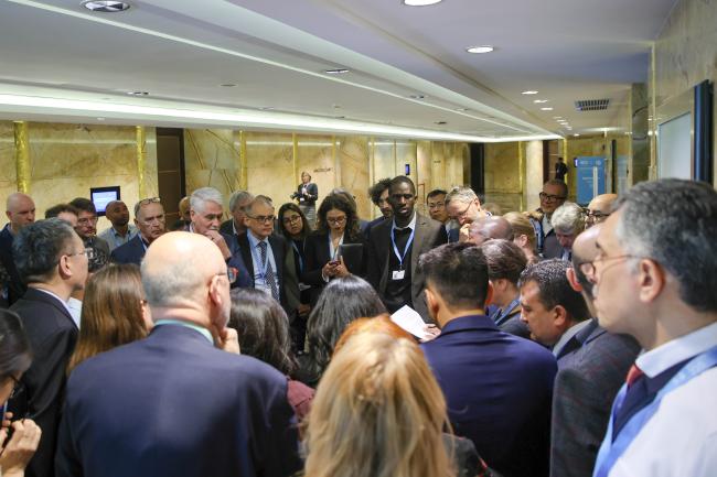 Delegates consult in the corridors. 
