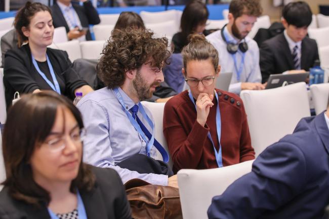 Delegates consult during the session. 