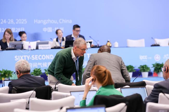 Bart van den Hurk, WG II Co-Chair consults with IPCC Vice-Chair Ladislaus Chang’a 