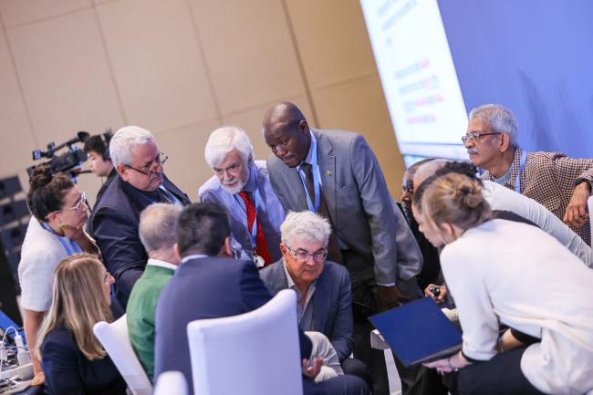 IPCC Chair Jim Skea and IPCC Vice-Chairs Ramón Pichs-Madruga and Ladislaus Chang’a consult with WG II Co-Chairs and Vice-Chairs