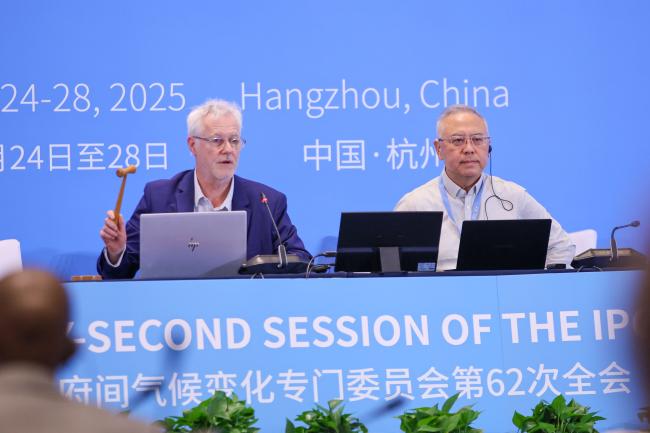 WG I Co-Chairs Robert Vautard and Xiaoye Zhang gavel the approval of the WG I outline. 