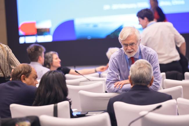 IPCC Chair Jim Skea discusses with delegates from India. 