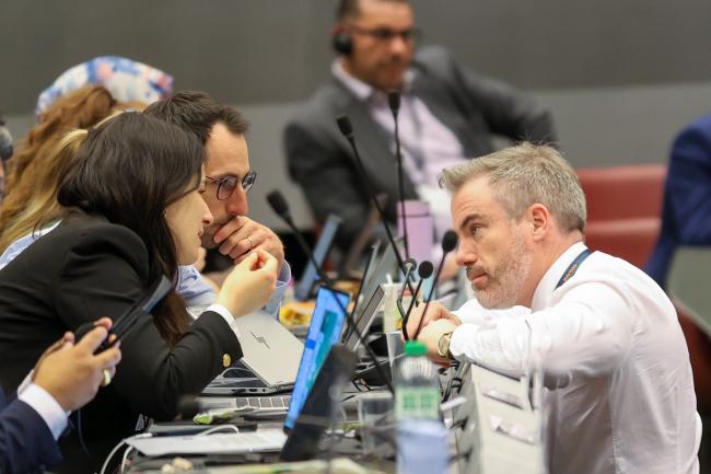 Delegates from Switzerland conferring with Sverre Thomas Jahre, Norway