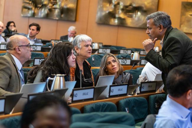 Working Group Co-Chair Sunil Archak with delegates from GRULAC - ITPGRFA_OEWG13_2april2025-photo